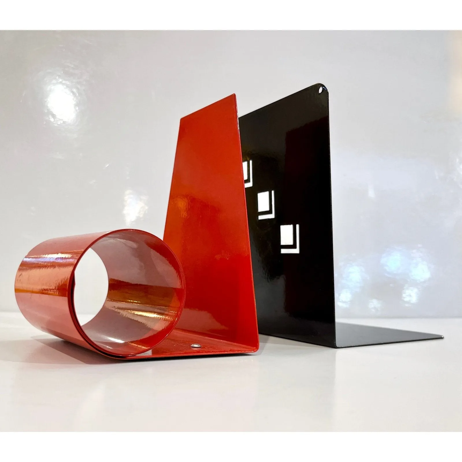 1970s Italian Vintage Red & Black Lacquered Metal Post-Modern Geometric Bookends