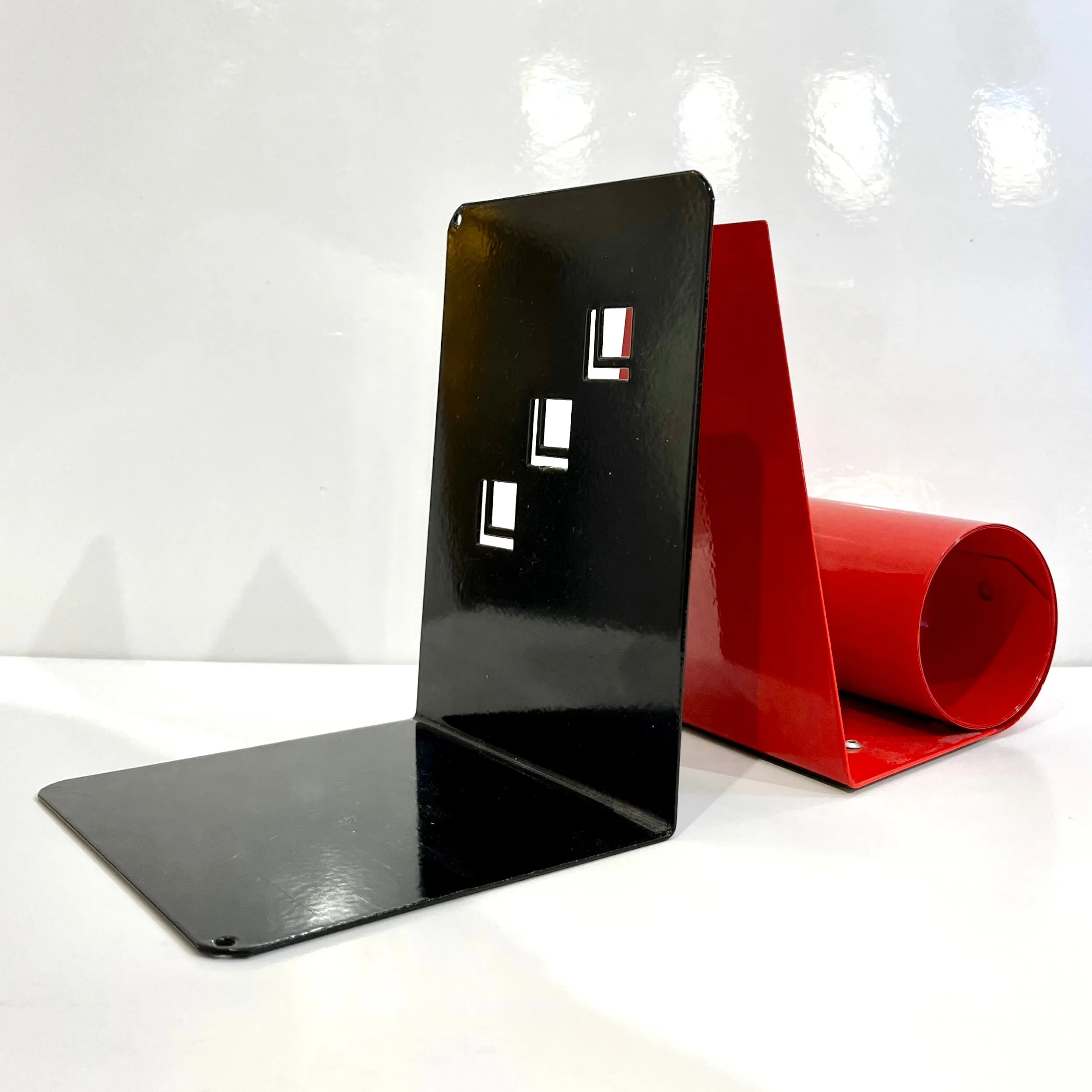 1970s Italian Vintage Red & Black Lacquered Metal Post-Modern Geometric Bookends