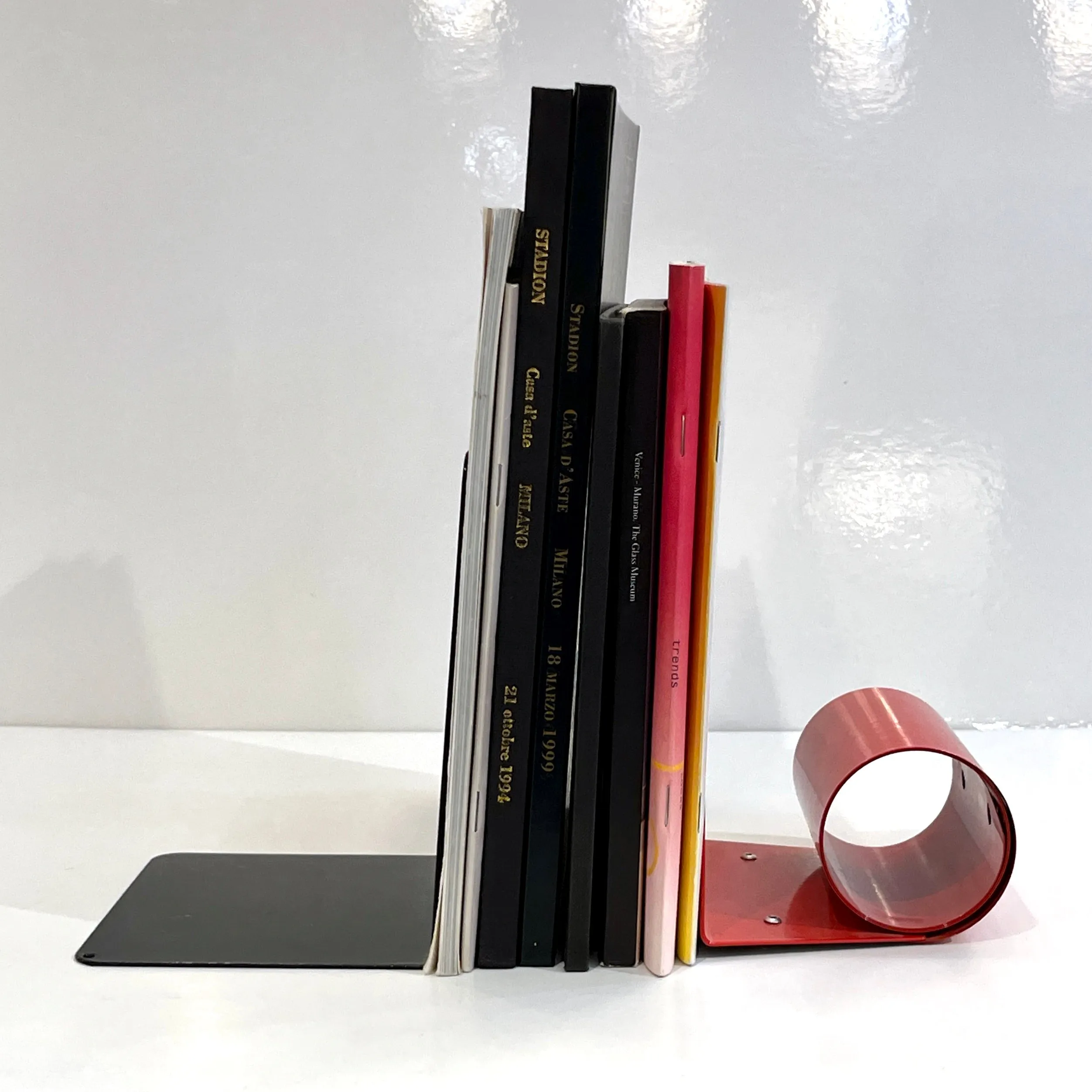1970s Italian Vintage Red & Black Lacquered Metal Post-Modern Geometric Bookends