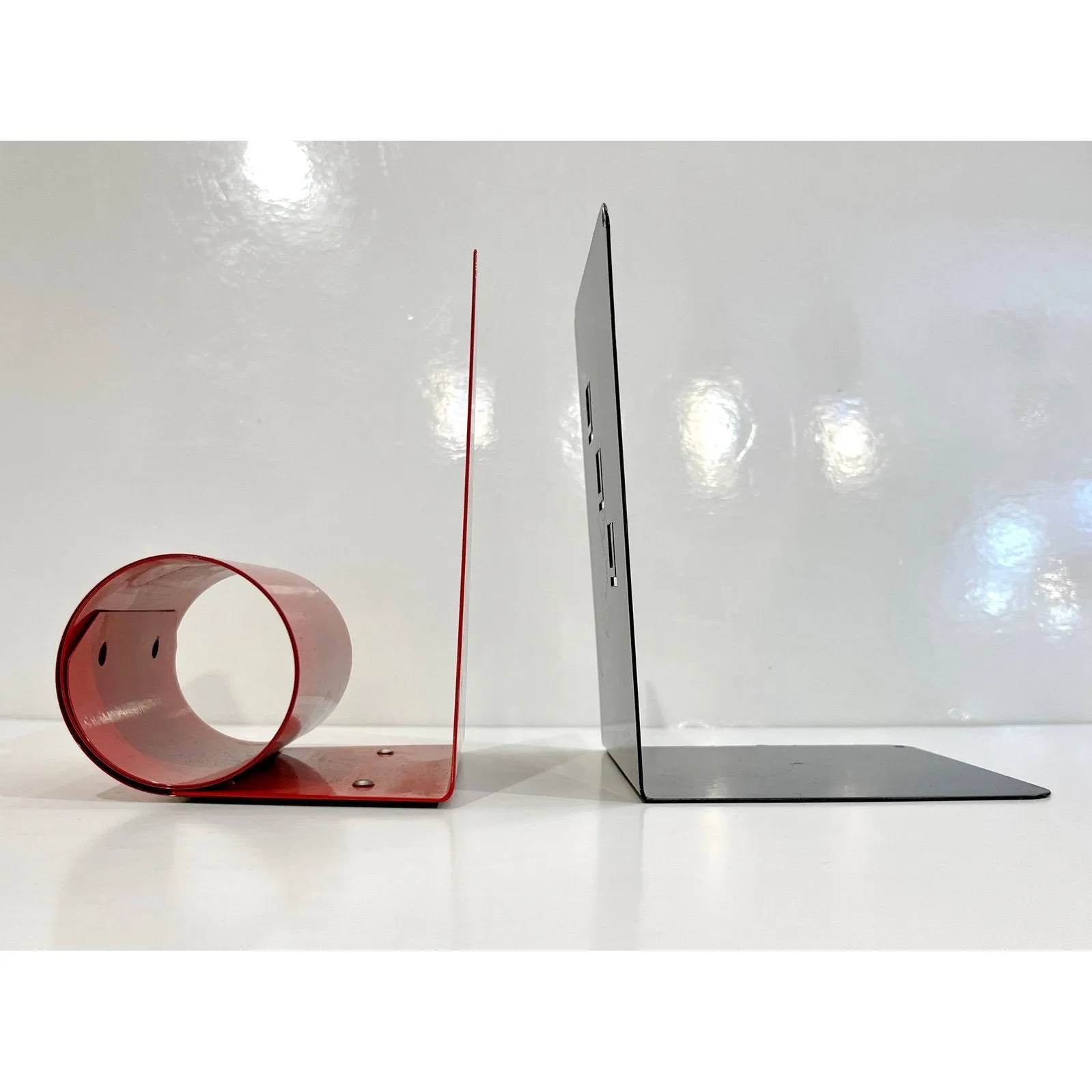 1970s Italian Vintage Red & Black Lacquered Metal Post-Modern Geometric Bookends