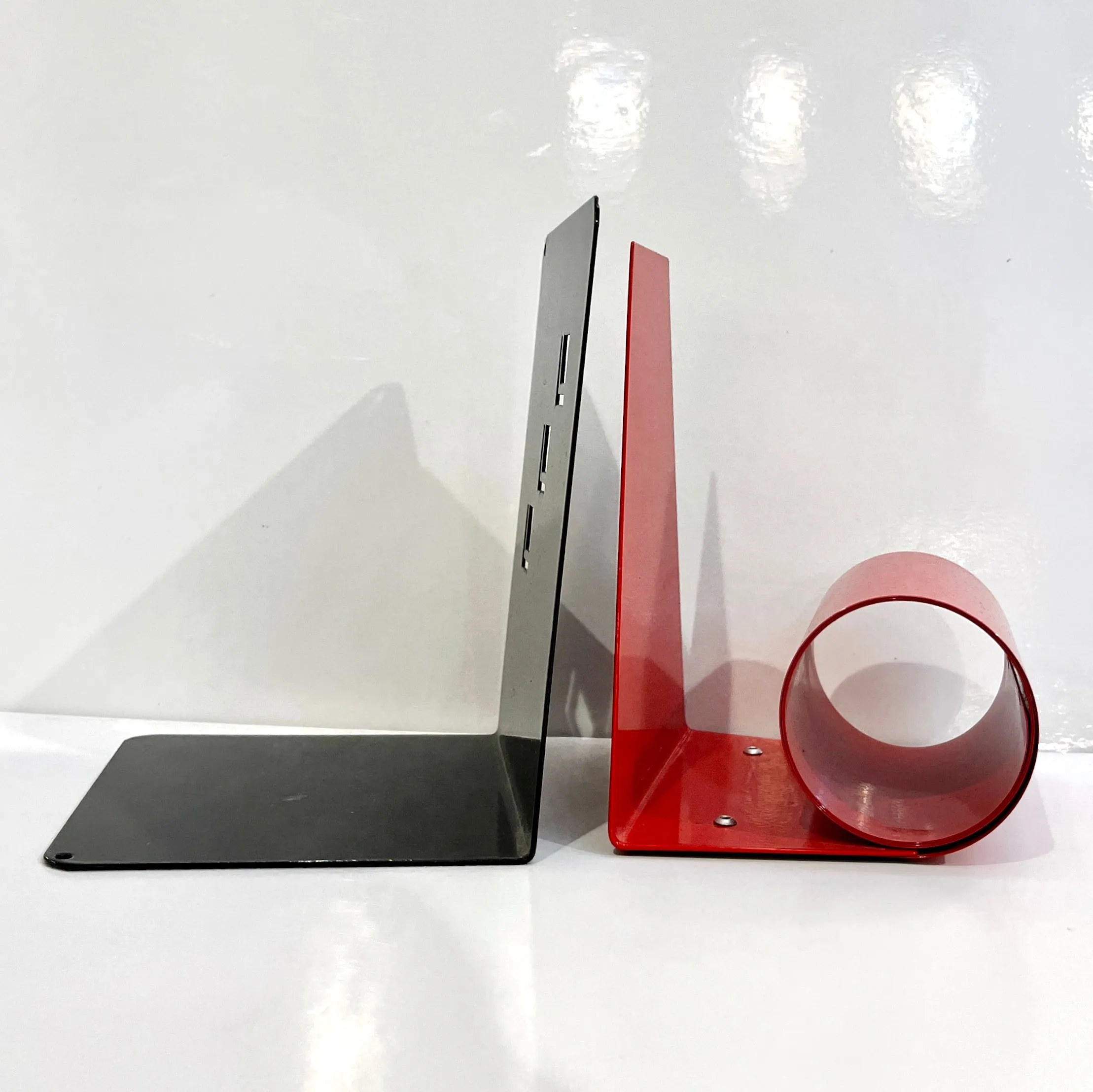 1970s Italian Vintage Red & Black Lacquered Metal Post-Modern Geometric Bookends