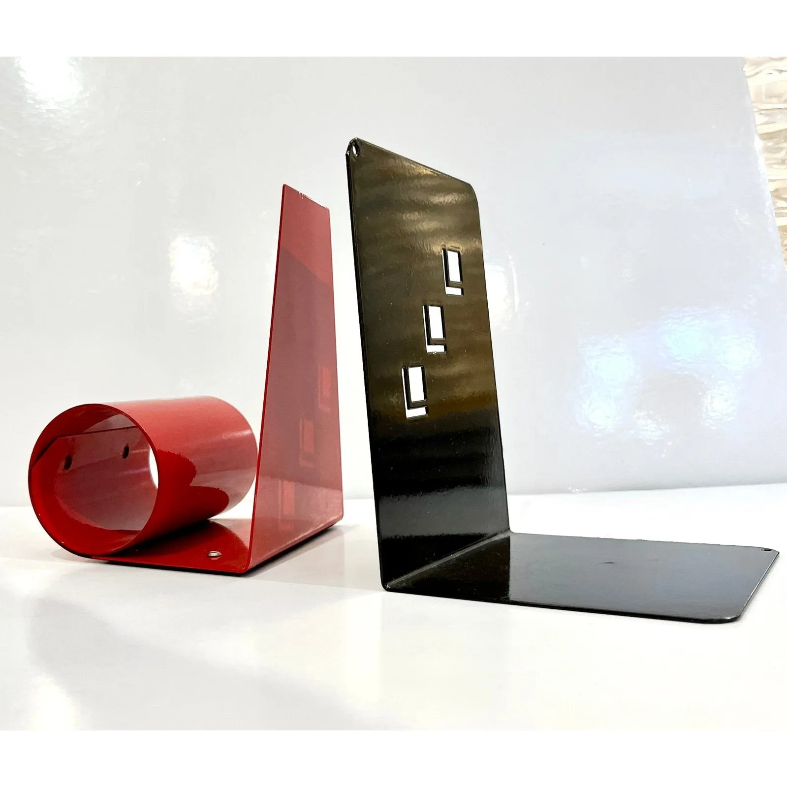 1970s Italian Vintage Red & Black Lacquered Metal Post-Modern Geometric Bookends