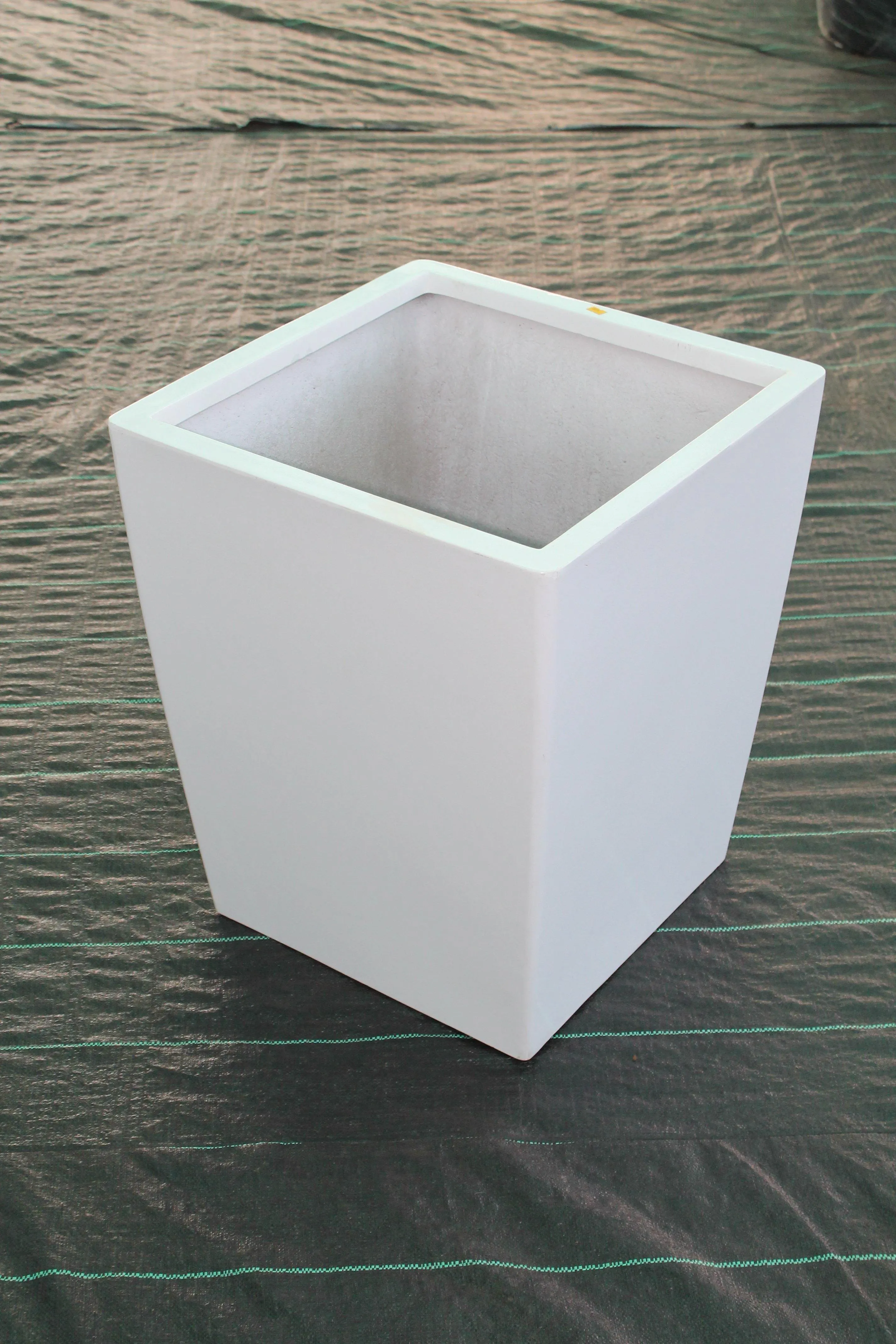 Eleganza 600 White Fiber Planter