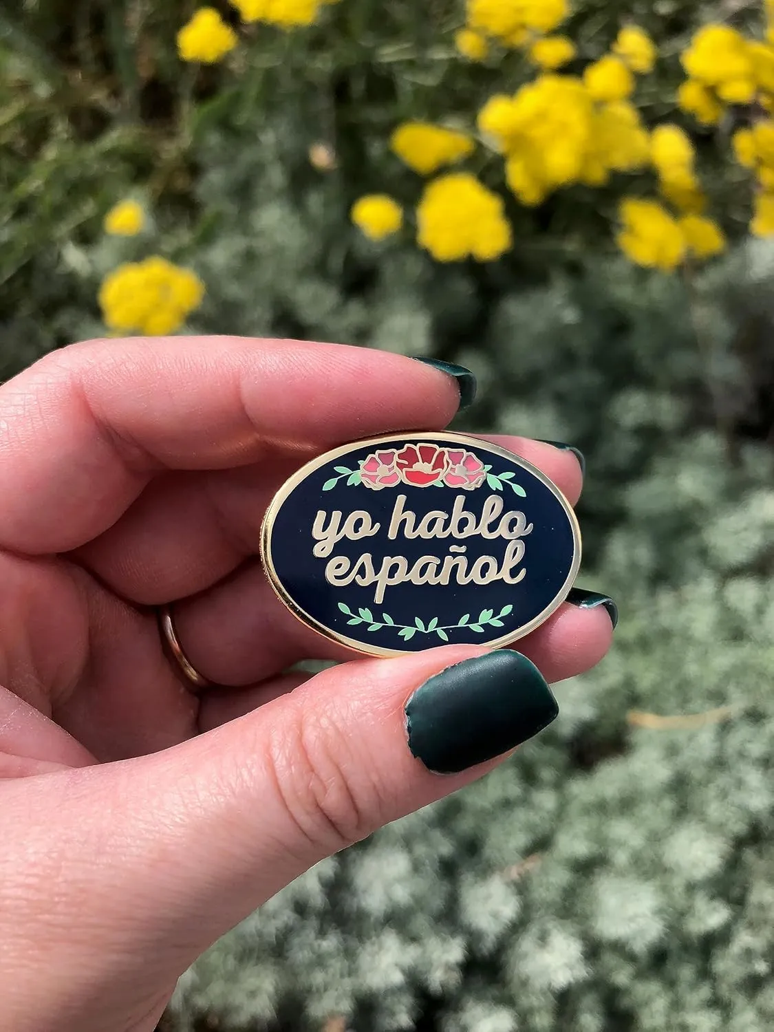 Enamel Pin: Yo hablo espaol (I speak Spanish), Navy Background with Pink Flowers